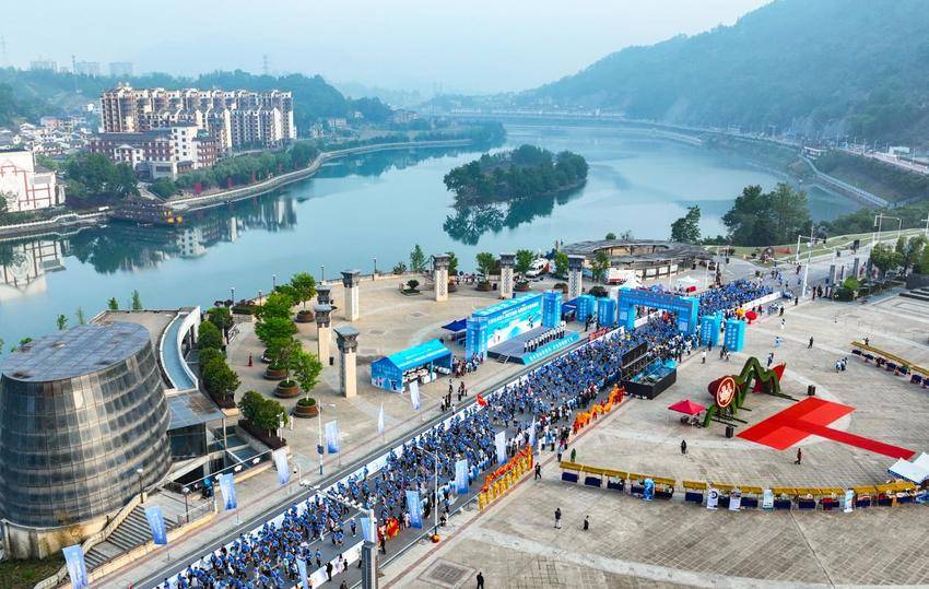 【图文】2025湖北·长阳清江半程马拉松鸣枪开跑.docx