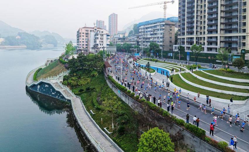 【图文】2025湖北·长阳清江半程马拉松鸣枪开跑.docx