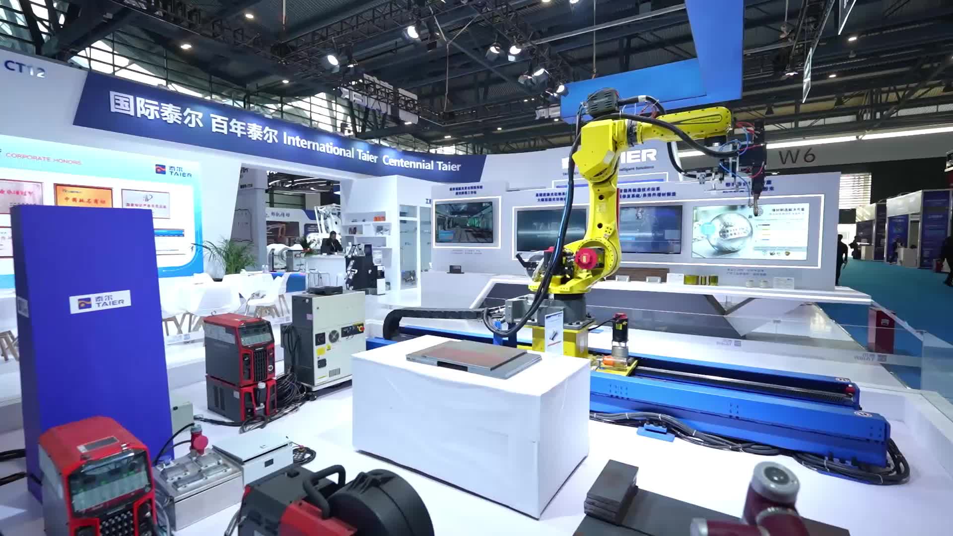 新华探展|从“钢筋铁骨”到“智慧大脑” 带你解锁重型机械装备展上的硬核科技