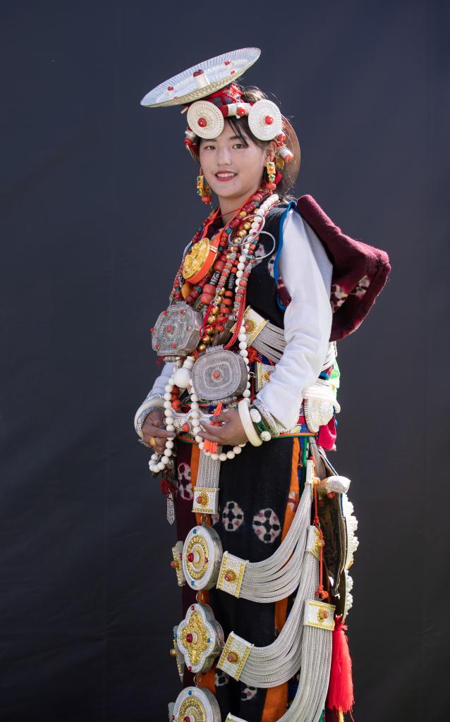 靓丽！扎坝女性传统藏族服饰