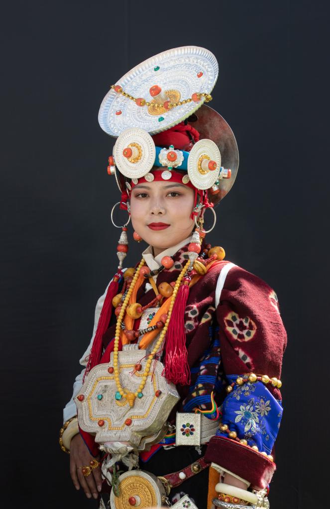 靓丽！扎坝女性传统藏族服饰