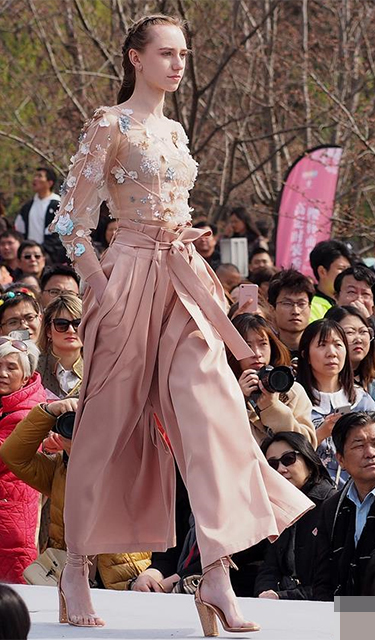 樱花树下秀春装