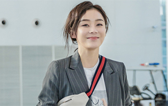 袁姗姗机场街拍 简约有范笑容甜美