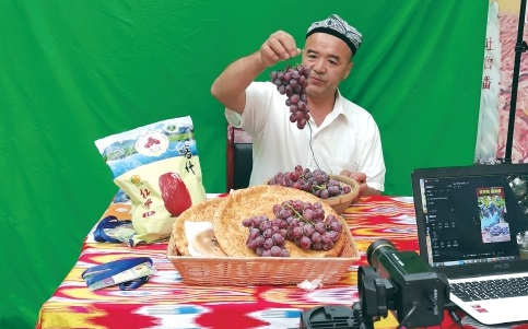 吐鲁番：特色瓜果开发展现市场活力