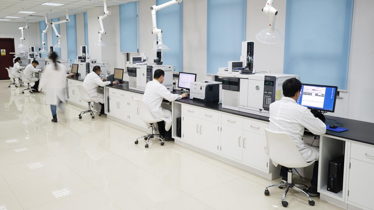 古井集团按照国家一流实验室标准建设的科研中心，斥资数亿元引进高端科研设备，建成了硬件设备超一流的国内白酒技术研究创新基地。古井集团供图