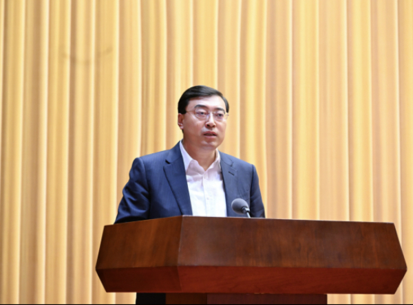伊利集团董事长潘刚代表内蒙古企业