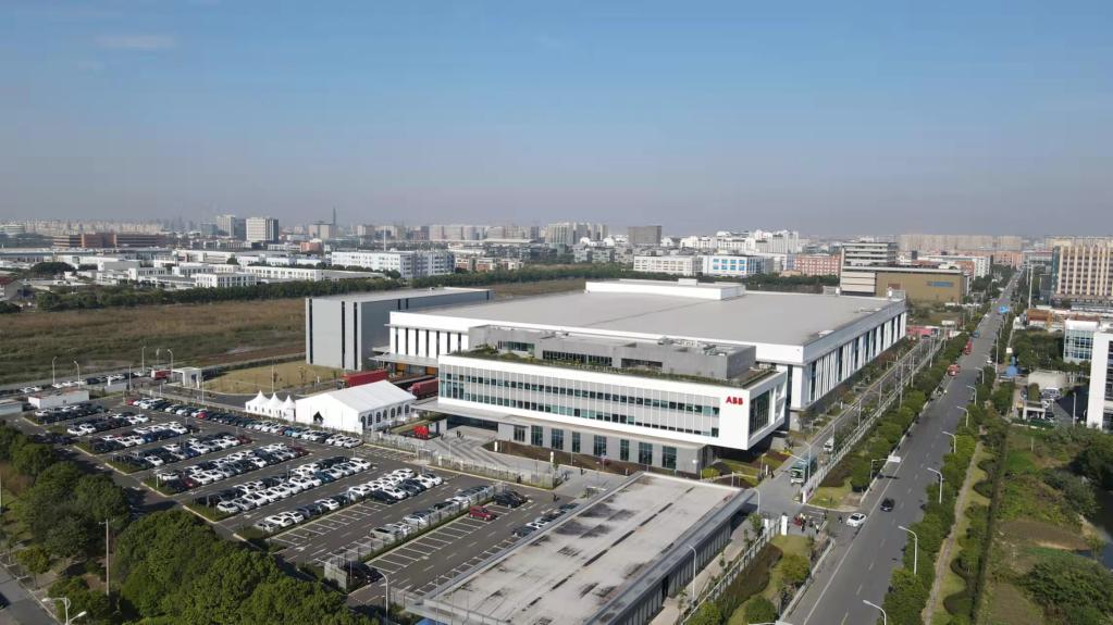 新華全媒+丨ABB全球最大機器人超級工廠在滬投產