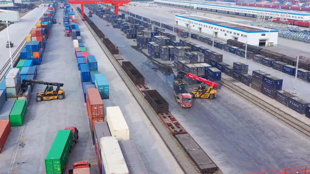 “钢铁驼队”带动中企“拓网”“出海”