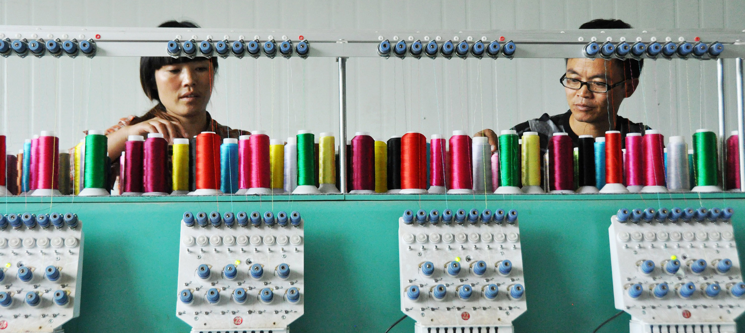 彝族夫妻创业传承民族服饰文化