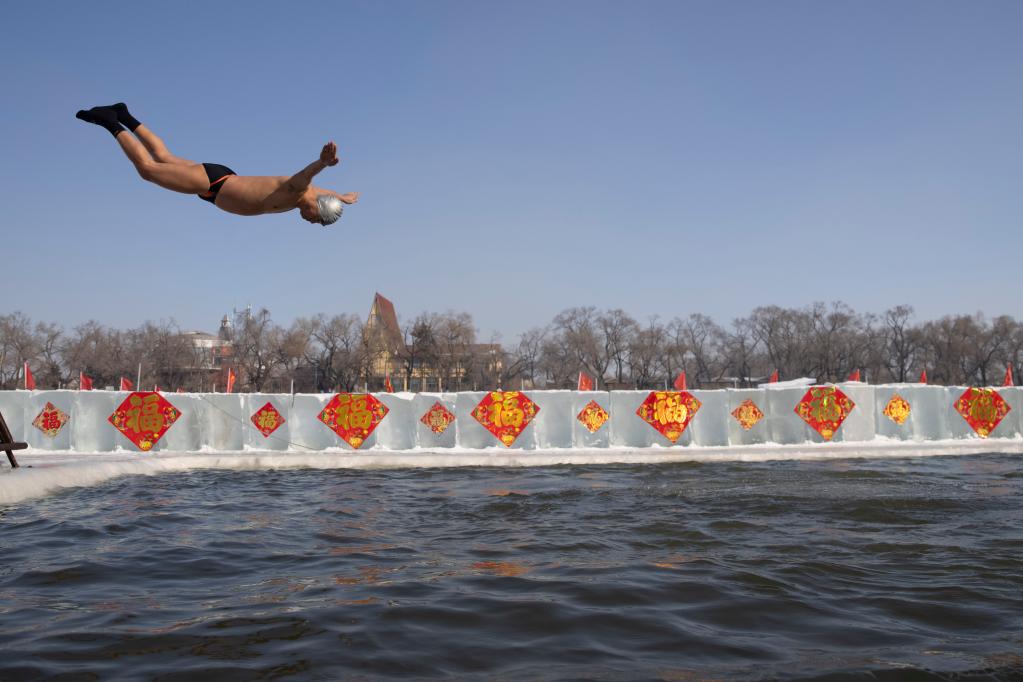 哈尔滨:除夕冬泳迎新春