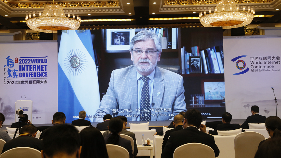 阿根廷科技创新部长丹尼尔·菲尔穆斯致辞