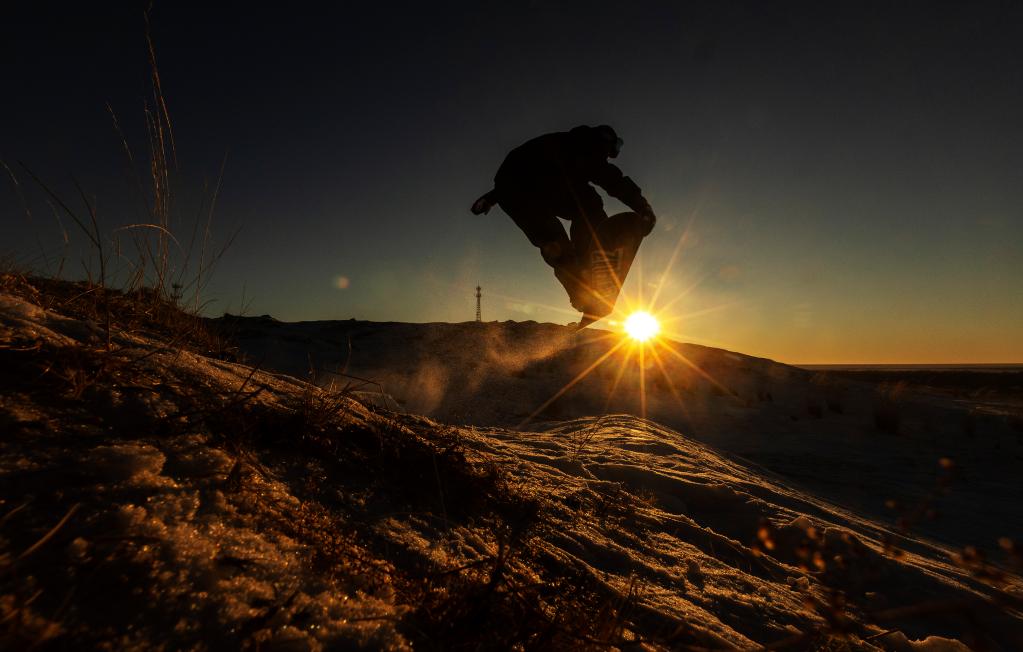 新华全媒+丨草原滑雪&ldquo;头号玩家&rdquo;