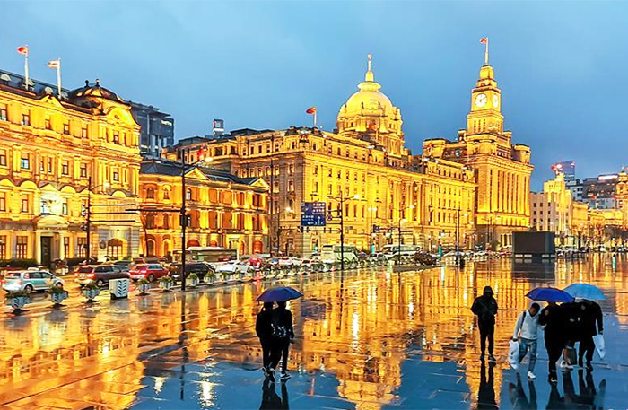 上海外滩雨夜倒影迷人