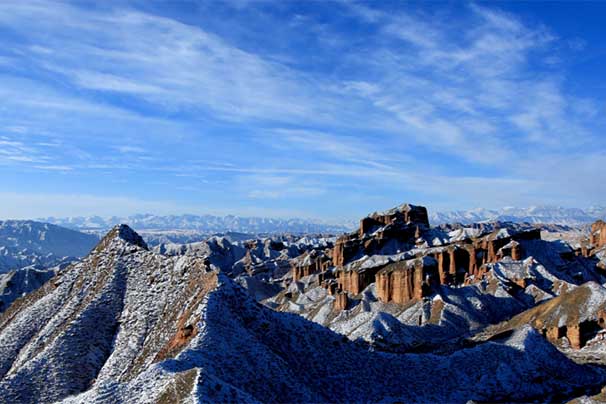 镜头带你走进雪后冰沟丹霞&nbsp;雄浑壮阔霸气十足