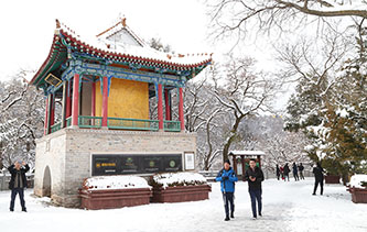 甘肃平凉雪落崆峒山 美轮美奂如童话世界