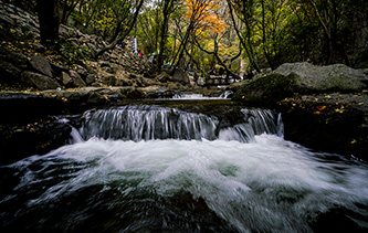 摄影师实拍山西绵山秋色 溪水潺潺山谷回声醉游人