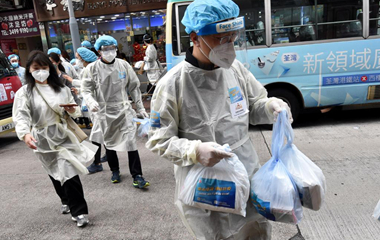 香港特区政府向全港市民派发“防疫服务包” 社会各界凝心聚力共抗疫情