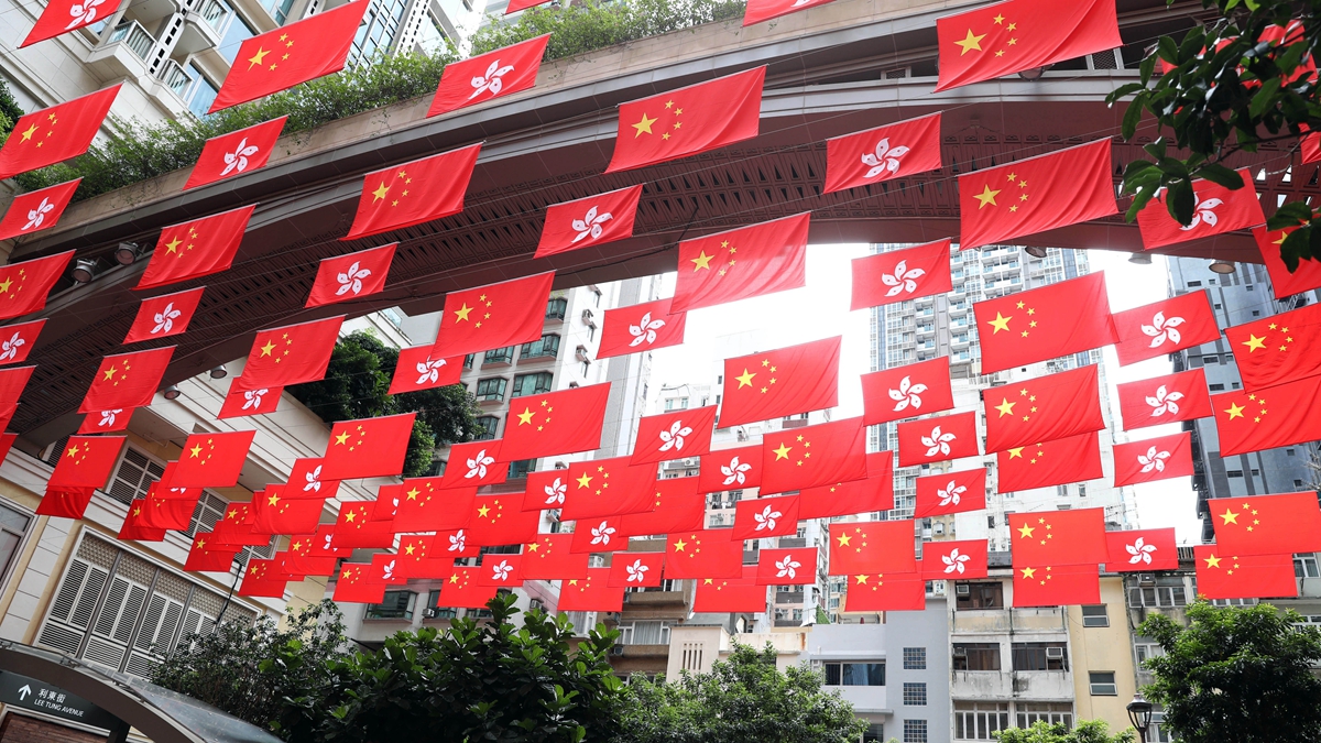 香港回歸祖國25周年·特寫丨喜慶氣氛洋溢香港街頭