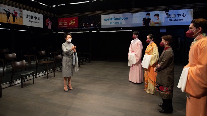 彭麗媛在位于香港西九文化區的戲曲中心了解文化區基本情況和發展歷程