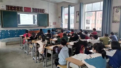 广西都安:“云支教”照亮大石山区课堂
