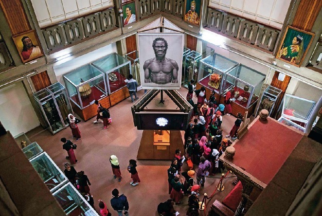 2019年5月17日，在埃塞俄比亚首都亚的斯亚贝巴，人们在埃塞俄比亚国家博物馆参观展览。埃塞俄比亚国家博物馆以收藏有“人类祖母”之称的古人类化石露西闻名