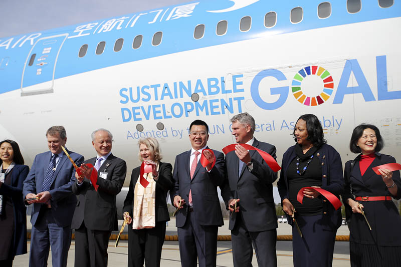  2018年1月26日，在美国查尔斯顿波音工厂，联合国副秘书长斯梅尔（左四）和中国厦门航空公司总经理赵东（右四）等嘉宾出席厦航联合国特殊涂装飞机交付仪式（厦航供图）