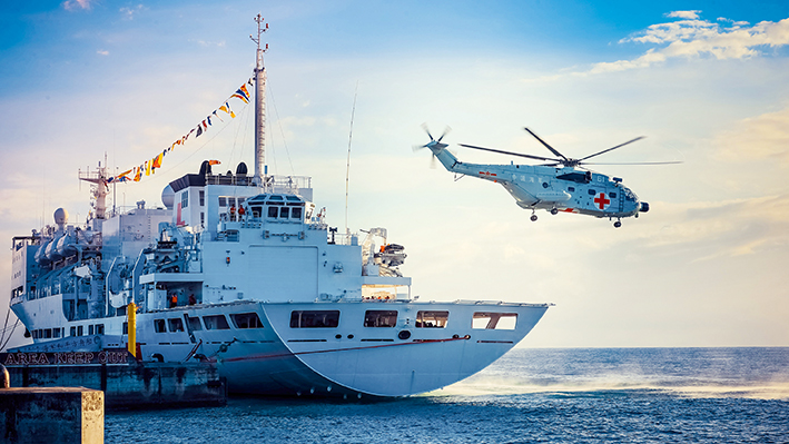 2023年8月24日,中国海军“和平方舟”号医院船靠泊所罗门群岛霍尼亚拉港期间,舰载医疗救护直升机赴外岛开展巡诊服务 2023年8月24日,中国海军“和平方舟”号医院船靠泊所罗门群岛霍尼亚拉港期间,舰载医疗救护直升机赴外岛开展巡诊服务