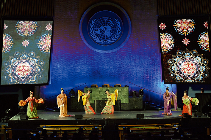 6月 9日,在位于纽约的联合国总部,演员在“跨越山海的文明对话”专场文艺演出上表演华服秀“锦绣之约” 6月 9日,在位于纽约的联合国总部,演员在“跨越山海的文明对话”专场文艺演出上表演华服秀“锦绣之约”