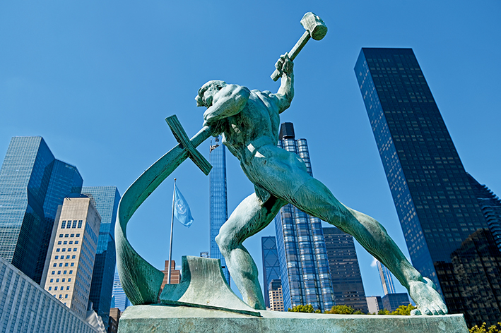 这是在位于纽约的联合国总部拍摄的“铸剑为犁”雕塑 这是在位于纽约的联合国总部拍摄的“铸剑为犁”雕塑