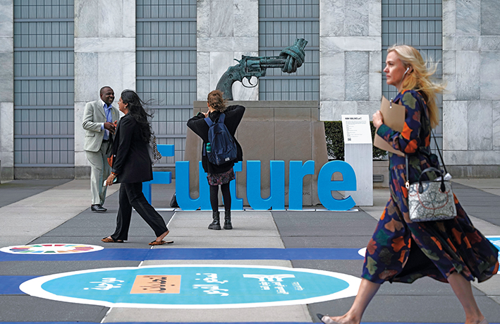 2024年 9月 23日,在位于纽约的联合国总部,与会者从联合国未来峰会会场外走过 2024年 9月 23日,在位于纽约的联合国总部,与会者从联合国未来峰会会场外走过