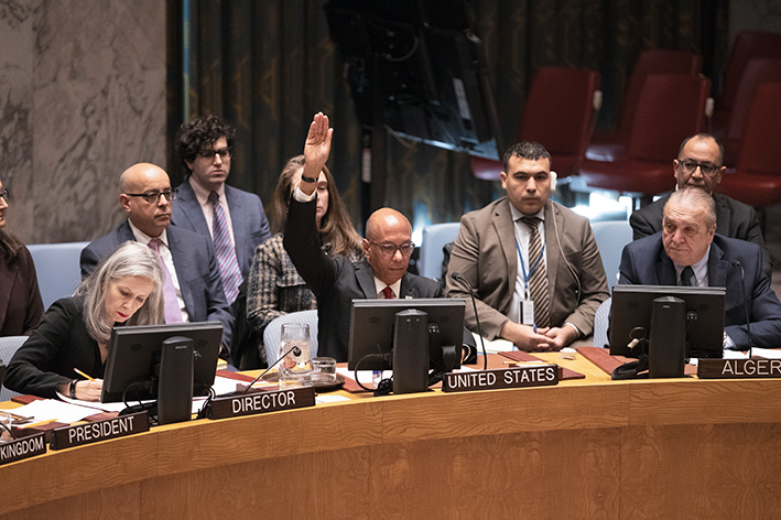 2024年 11月 20日,美国在联合国安理会再次否决有关要求在巴勒斯坦加沙地带停火的决议草案,导致决议草案未获通过。图为当天,在位于纽约的联合国总部,美国常驻联合国副代表罗伯特·伍德(前中)在安理会就决议草案进行表决时投反对票 2024年 11月 20日,美国在联合国安理会再次否决有关要求在巴勒斯坦加沙地带停火的决议草案,导致决议草案未获通过。图为当天,在位于纽约的联合国总部,美国常驻联合国副代表罗伯特·伍德(前中)在安理会就决议草案进行表决时投反对票