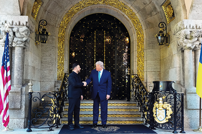 2025年12月28日下午，美国总统特朗普在美国佛罗里达州海湖庄园同乌克兰总统泽连斯基举行会晤 新华社/美联