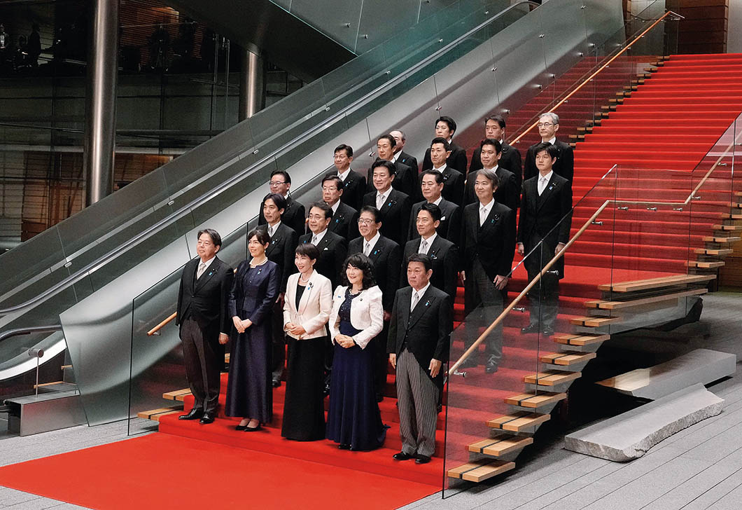 2026年2月18日,日本首相高市早苗(前排中)在东京的首相官邸率阁僚合影 新华社发(Pool 图片/星子裕一摄) 2026年2月18日,日本首相高市早苗(前排中)在东京的首相官邸率阁僚合影 新华社发(Pool 图片/星子裕一摄)
