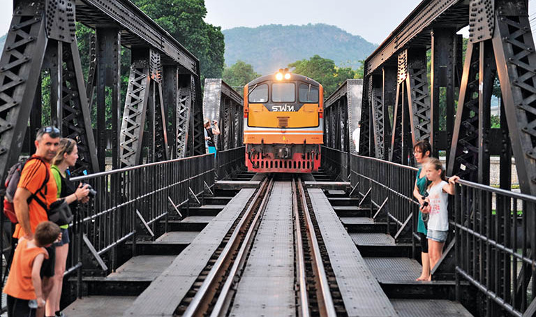 在泰國，乘坐一列開往80年前的火車