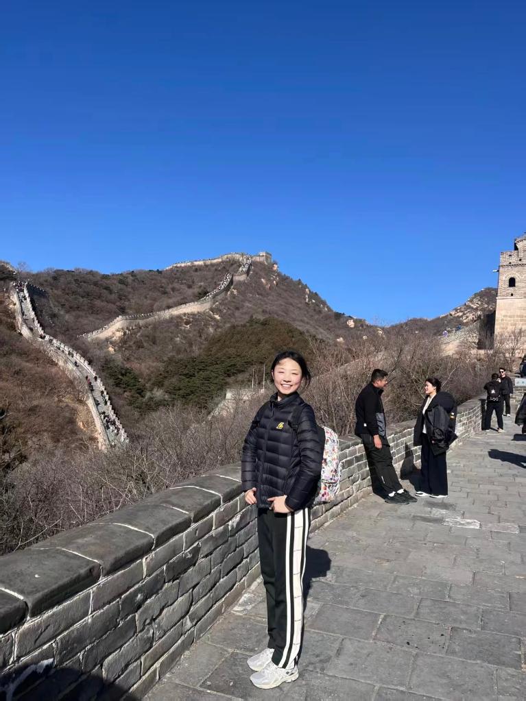 在长城诵诗的陈欣妍，愿你永葆热爱、一往无前