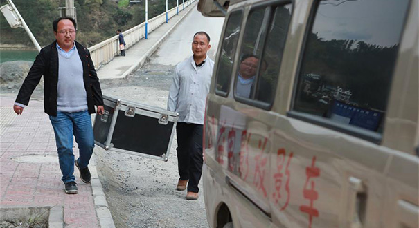 大山里的公益电影放映员