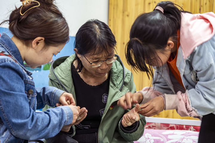张桂梅:点亮大山女孩梦想的“校长妈妈”