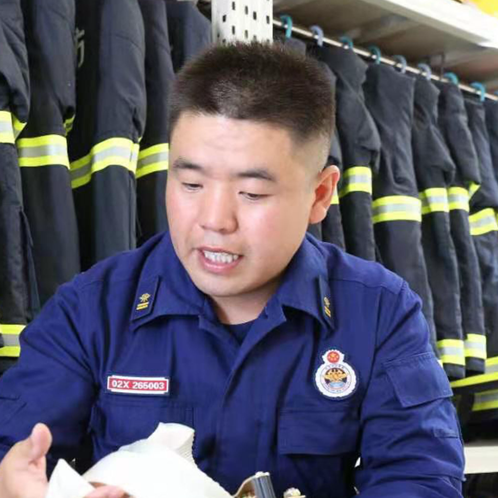 “冰河上的橙色身影”顾大雨