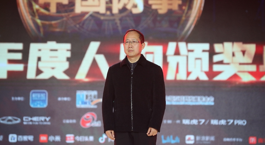 现场向&ldquo;时代楷模"张富清颁发特别致敬奖