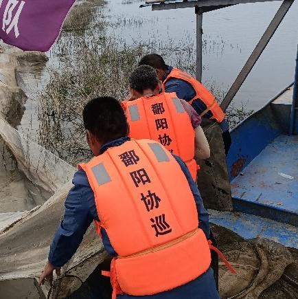 “长江守护人”鄱阳县江豚协助巡护队