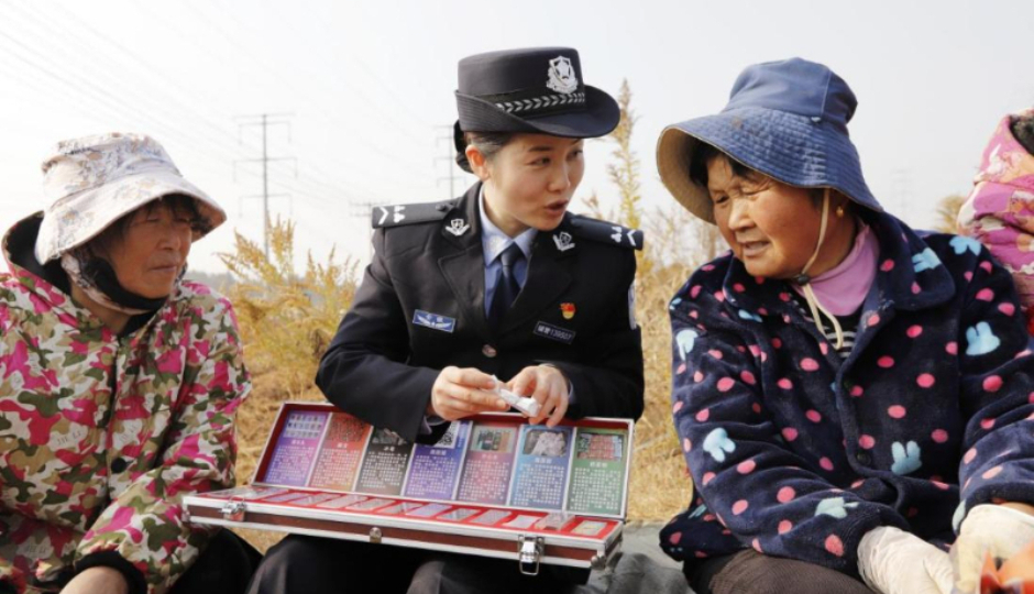 致敬“警察节”| 看一线禁毒民警的“变身记”