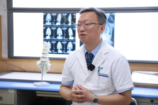 肖斌:肩负责任,让更多孩子“挺起脊梁”