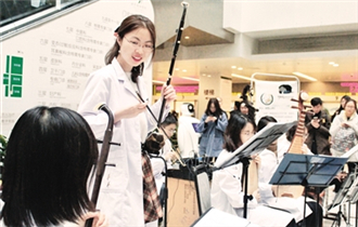 北京协和医院协韵医学青年演奏团与院红十字会共同举办门诊演出