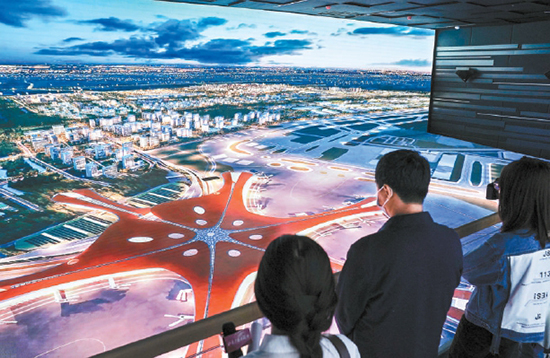 在自贸区创新服务中心内，临空经济区规划展示吸引参观者驻足。 