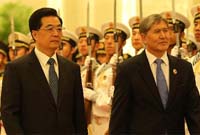 胡锦涛同吉尔吉斯斯坦总统举行会谈