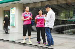 没钱男捡手机索要200元 被拘留(组图)