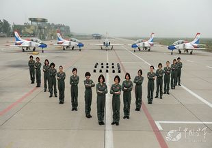 中國首批雙學士殲擊機女飛行員精彩亮相