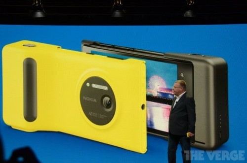 评测诺基亚Lumia1020：手机功能+外形的相机