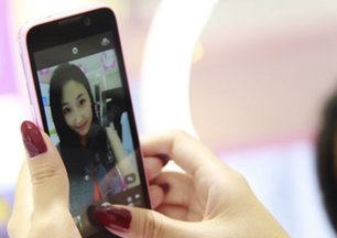 我为自拍而生 美女编辑评测MeituKiss手机