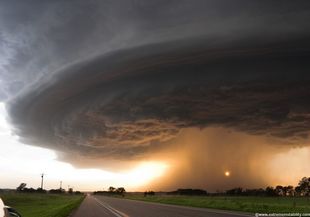 &ldquo;风暴追逐者&rdquo;捕捉超级雷暴震撼景象 (组图)